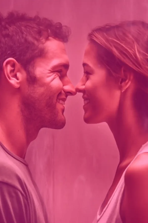 Speed dating de una pareja joven en un fondo rosa